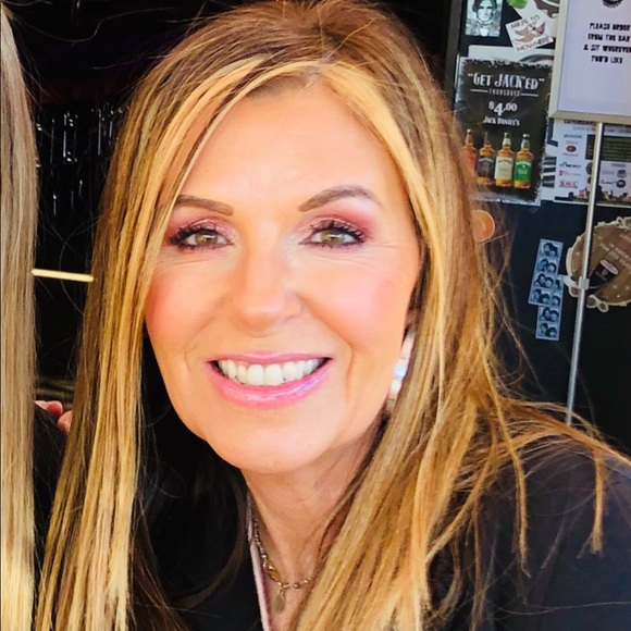 Meet your Posher, Laura - Picture 1 of 1